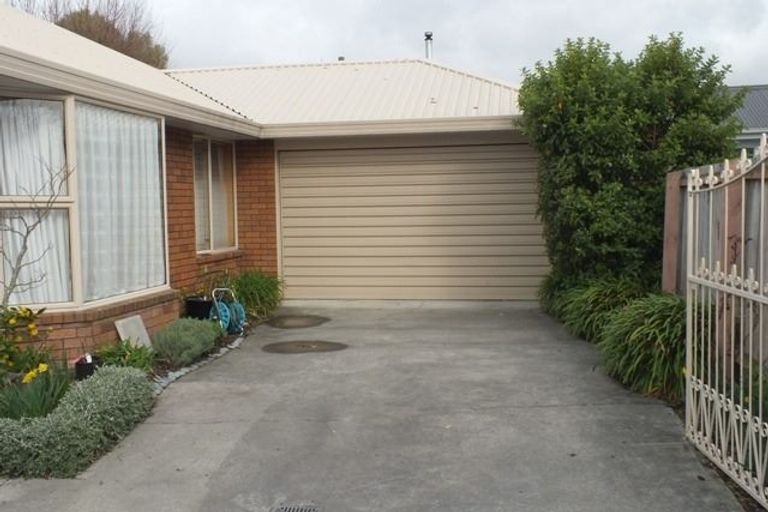 Photo of property in 2/66 Martin Avenue, Beckenham, Christchurch, 8023
