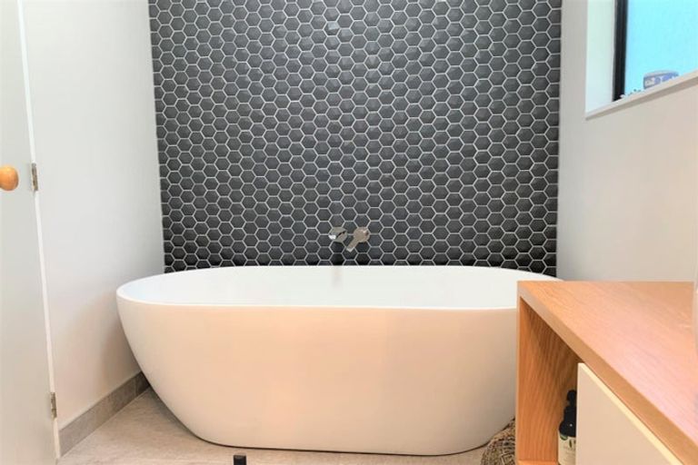 Photo of property in 21 Pohutukawa Avenue, Red Beach, 0932