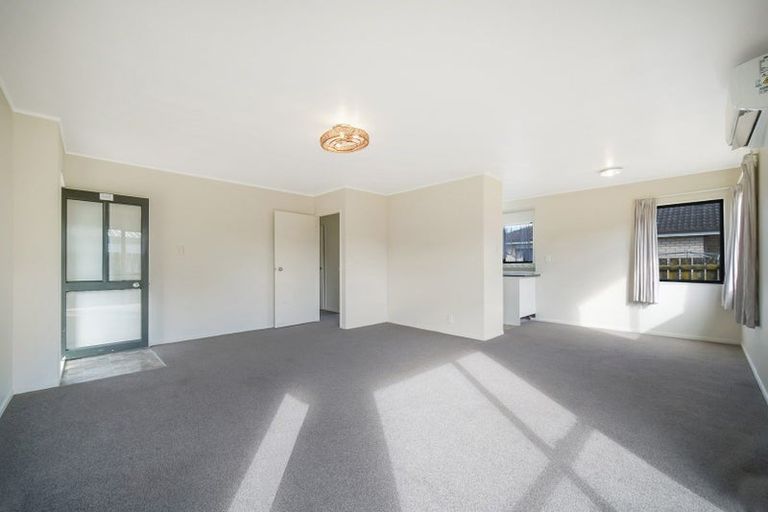 Photo of property in 2/31 Templeton Place, Clendon Park, Auckland, 2103
