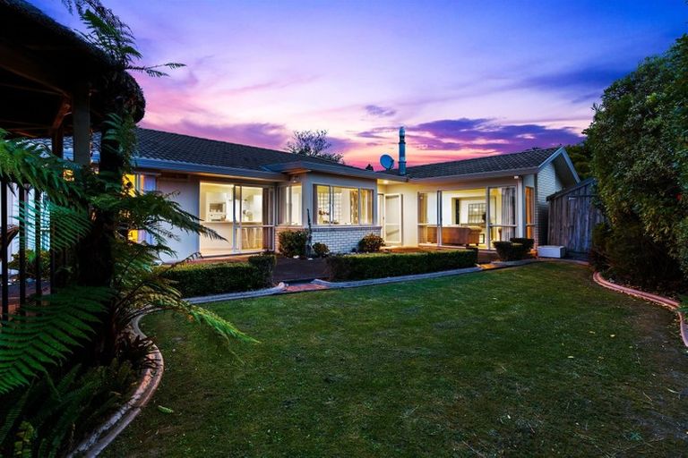 Photo of property in 10 Kerlin Crescent, West Harbour, Auckland, 0618