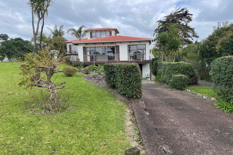 Photo of property in 2/918 Beach Road, Waiake, Auckland, 0630