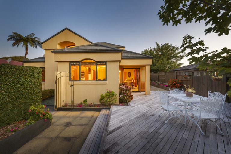 Photo of property in 44 Ruamahanga Crescent, Terrace End, Palmerston North, 4410