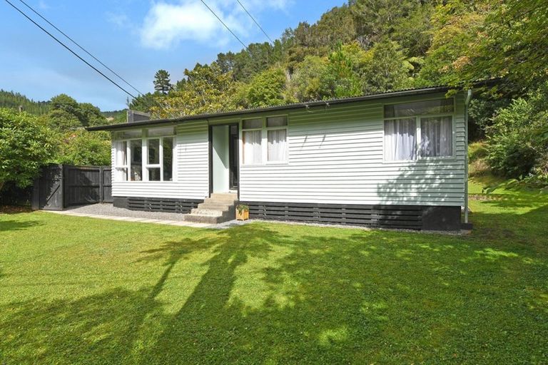 Photo of property in 104 Pinehaven Road, Pinehaven, Upper Hutt, 5019