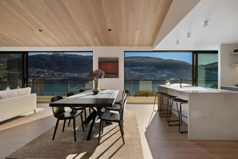 Photo of property in 6 Red Deer Rise, Kelvin Heights, Queenstown, 9300