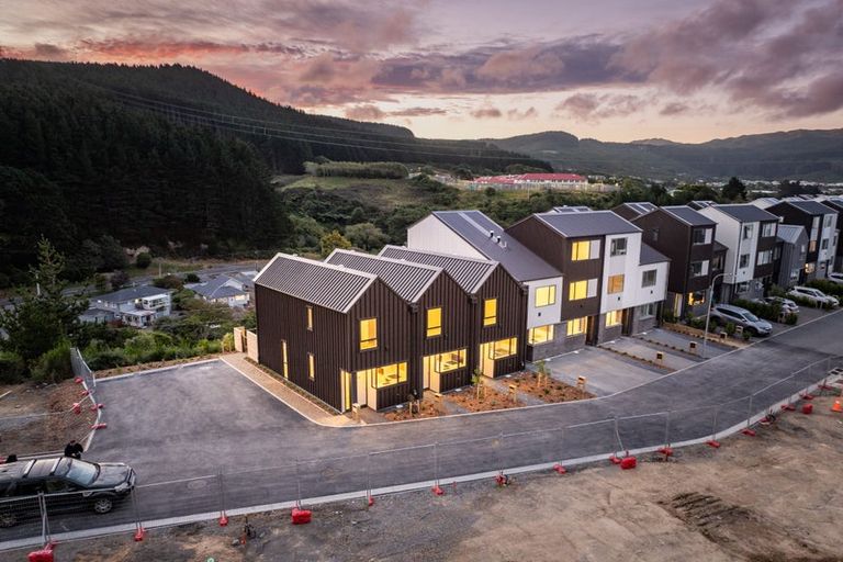 Photo of property in 92 Ara Paiwhenua, Tawa, Wellington, 5028