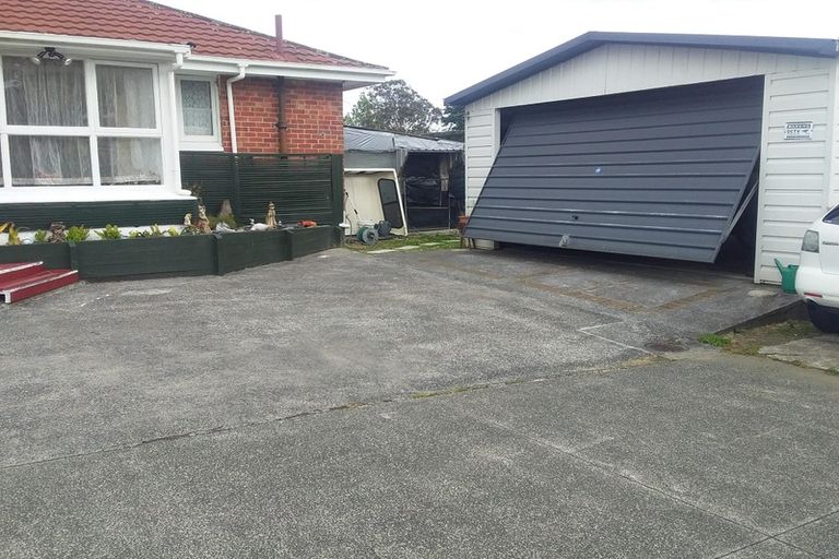 Photo of property in 125 Millbrook Road, Sunnyvale, Auckland, 0612