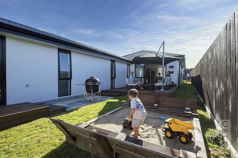 Photo of property in 37 Lumbarda Drive, Kumeu, 0810