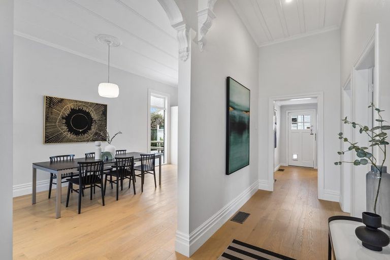 Photo of property in 7 Fairfax Avenue, Northcote, Auckland, 0627