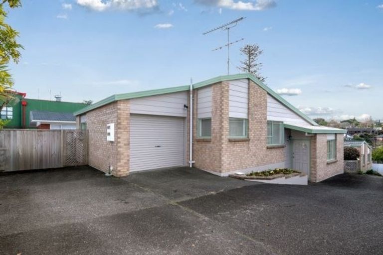 Photo of property in 2/30 Uxbridge Road, Mellons Bay, Auckland, 2014