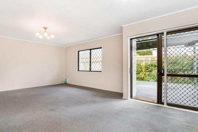 Photo of property in 2/9 Maplesden Drive, Clendon Park, Auckland, 2103