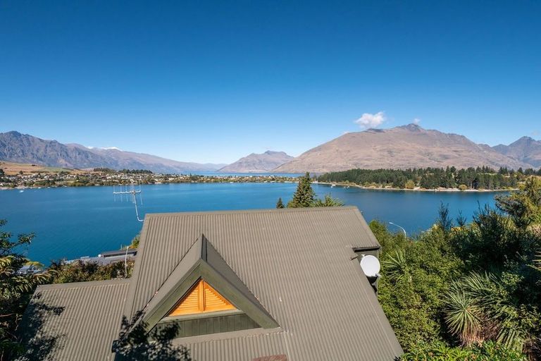 Photo of property in 16 Maxwell Place, Queenstown, 9300