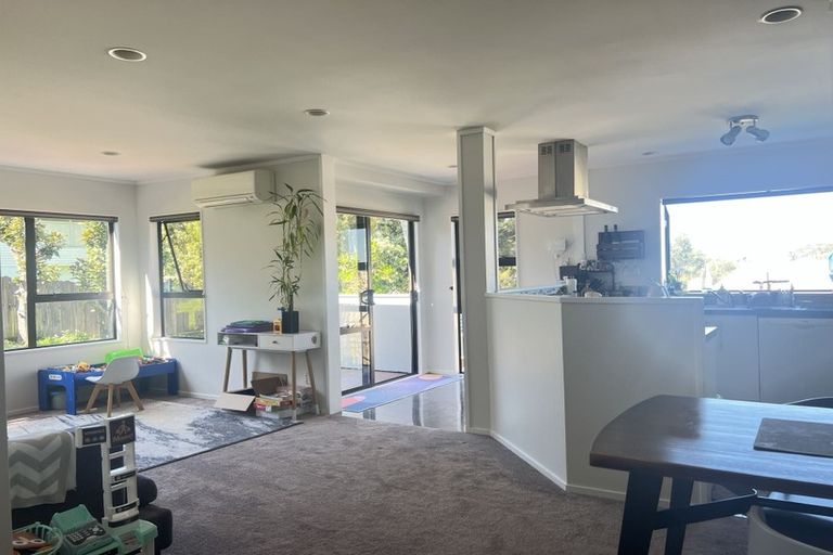 Photo of property in 11 Amery Place, West Harbour, Auckland, 0618