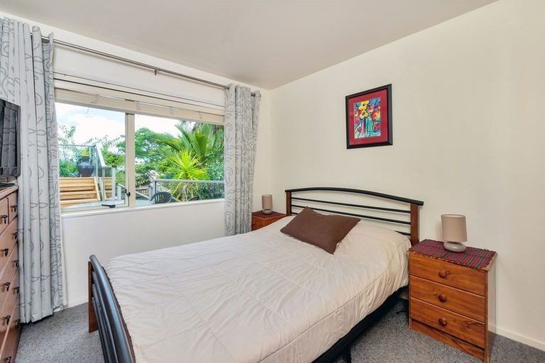Photo of property in 1/8 Sunset Road, Unsworth Heights, Auckland, 0632
