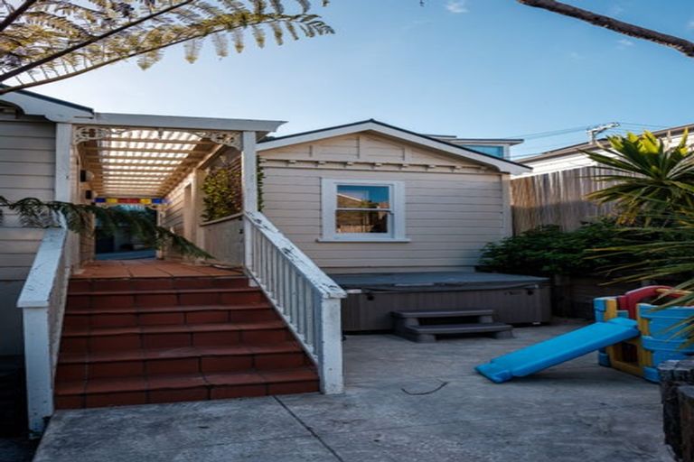 Photo of property in 32 Talavera Terrace, Kelburn, Wellington, 6012