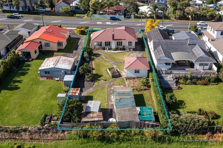 Photo of property in 38 Hobsonville Road, West Harbour, Auckland, 0618