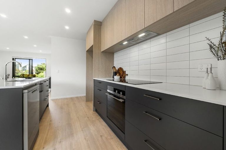 Photo of property in 2 Park Green Avenue, Rosehill, Papakura, 2113