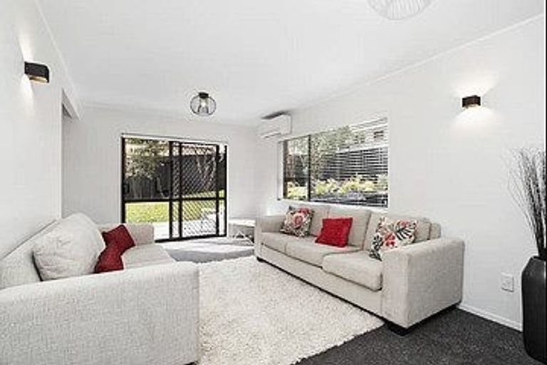 Photo of property in 2/303a Great North Road, Henderson, Auckland, 0612