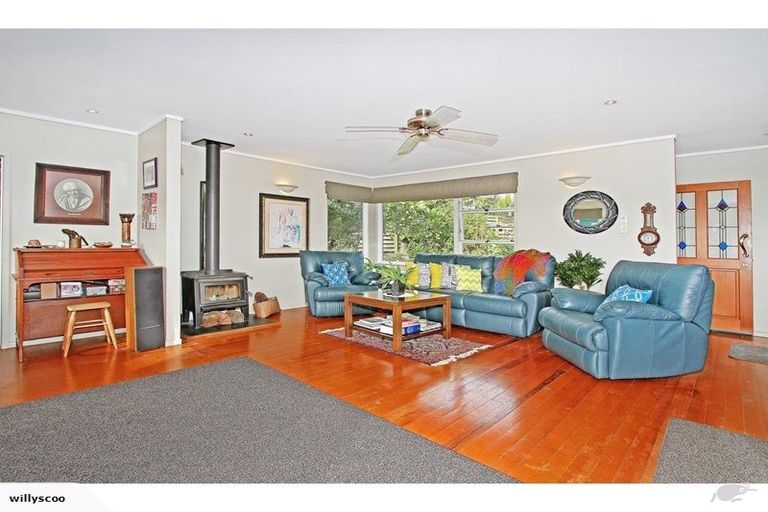 Photo of property in 4 Weatherly Road, Torbay, Auckland, 0630