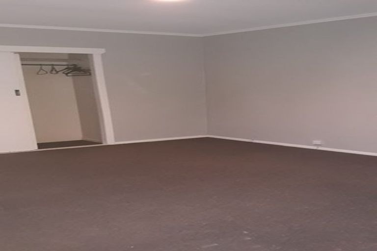 Photo of property in 5 Alder Place, Newlands, Wellington, 6037
