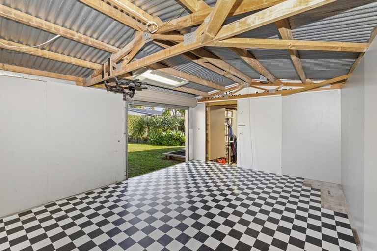 Photo of property in 15 Tamariki Avenue, Kelston, Auckland, 0602