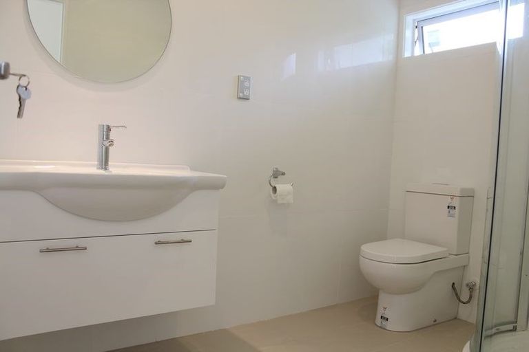 Photo of property in 1/4 Mossop Rise, Glenfield, Auckland, 0629