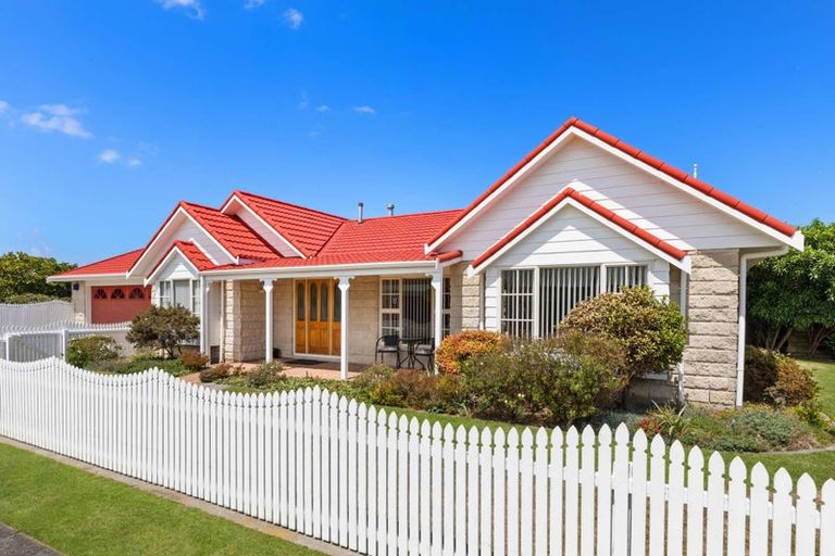 Photo of property in 2 Beech Place, Hawera, 4610
