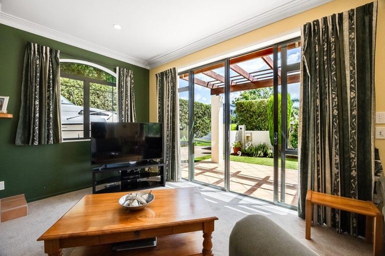Photo of property in 30 Woodridge Avenue, Northcross, Auckland, 0630