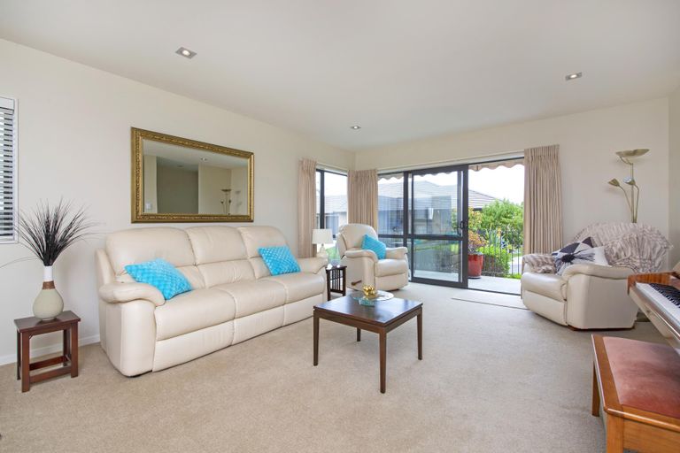 Photo of property in 50 Royalle Mews, Botany Downs, Auckland, 2010