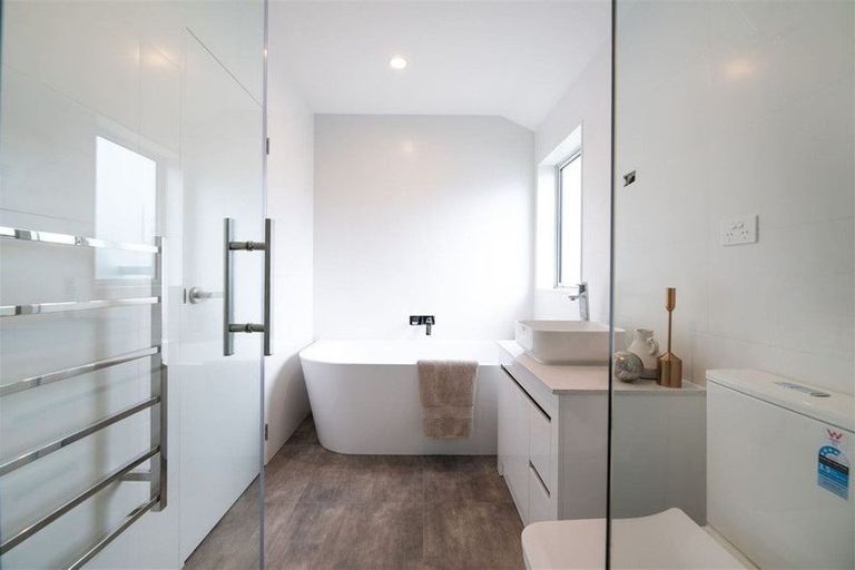 Photo of property in 14b Coniston Avenue, Te Atatu South, Auckland, 0610