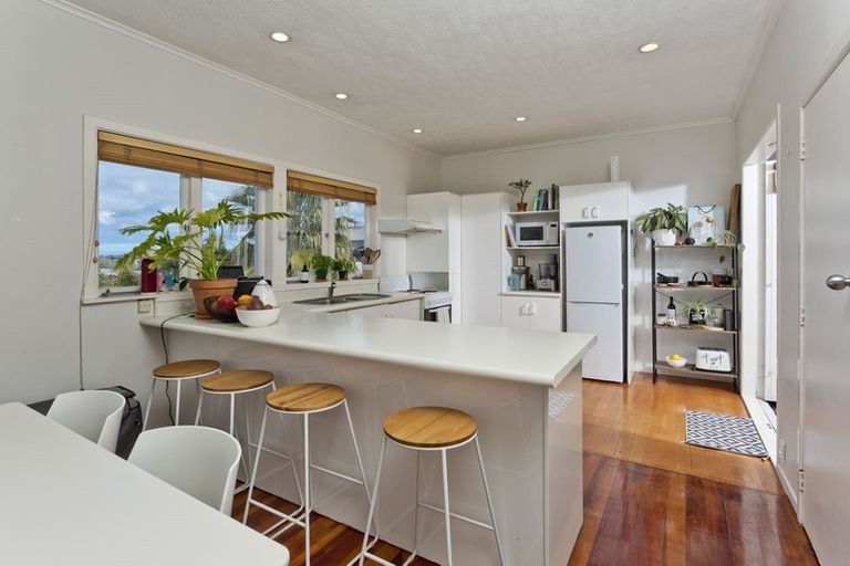 Photo of property in 1/160 East Coast Road, Forrest Hill, Auckland, 0620