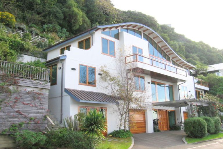 Photo of property in 423 Karaka Bay Road, Karaka Bays, Wellington, 6022