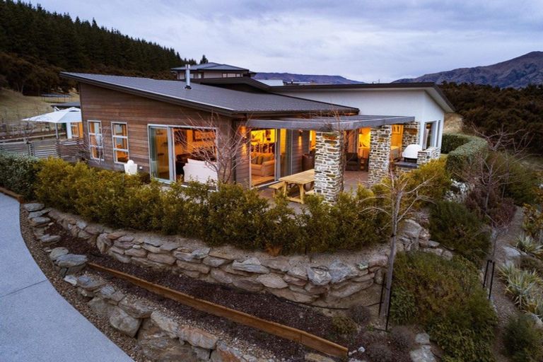 Photo of property in 16 Edgewood Place, Wanaka, 9305
