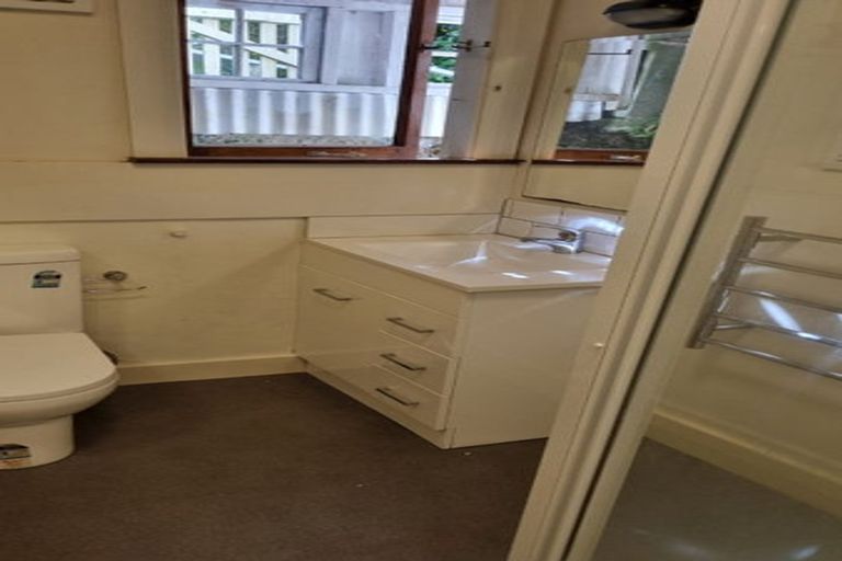 Photo of property in 25 Harbour View Road, Northland, Wellington, 6012