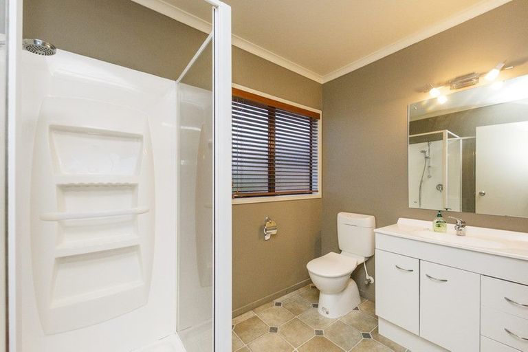 Photo of property in 5 Ron Place, Fitzherbert, Palmerston North, 4410