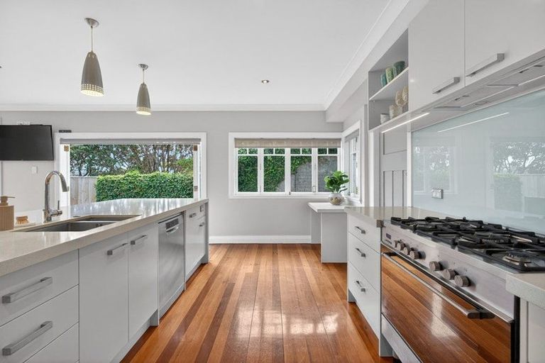 Photo of property in 49 Tio Tio Road, Miramar, Wellington, 6022