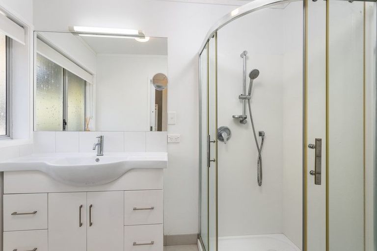 Photo of property in 1/22 Malters Place, Browns Bay, Auckland, 0630