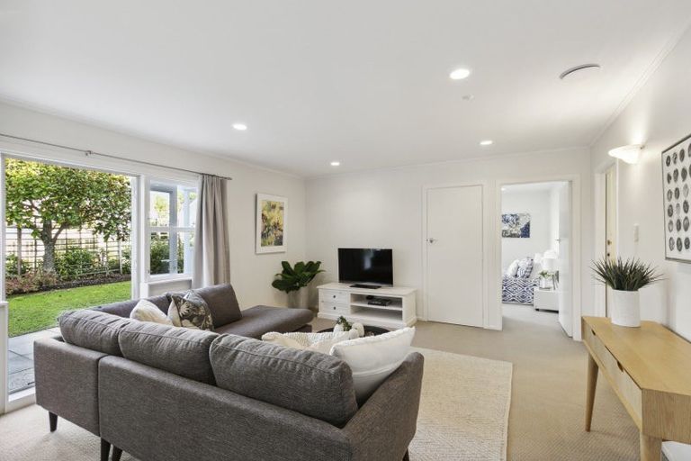 Photo of property in 8 Bristow Place, Karori, Wellington, 6012