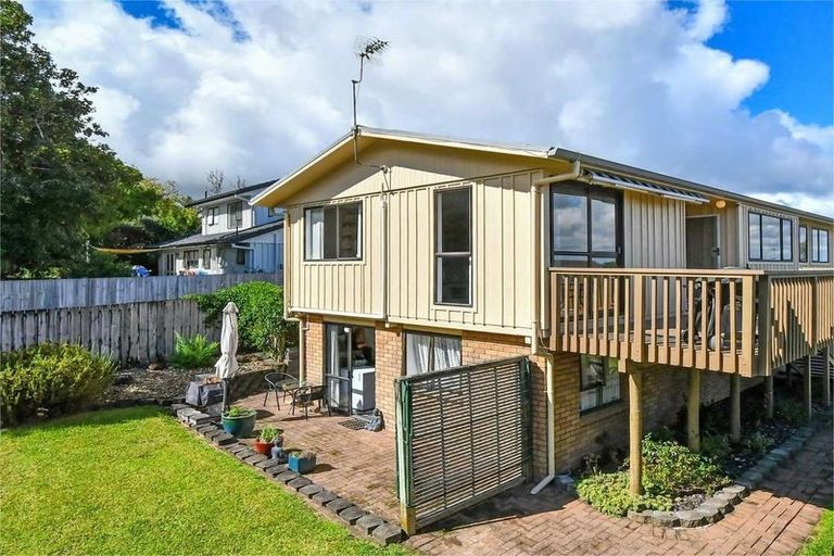 Photo of property in 18 Deodar Place, Totara Heights, Auckland, 2105