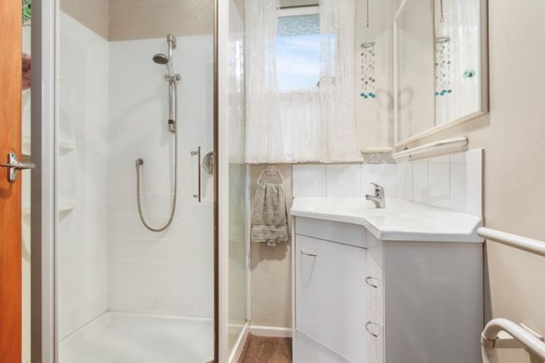 Photo of property in 8 Staincross Street, Green Bay, Auckland, 0604