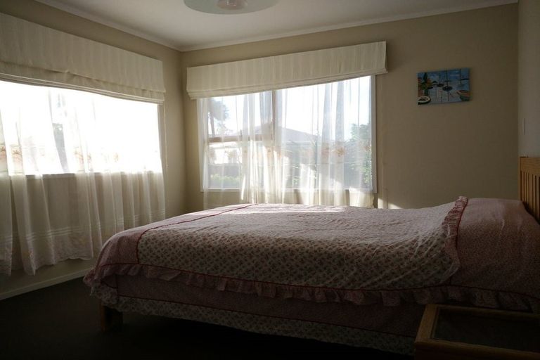 Photo of property in 5 Lisa Rise, Half Moon Bay, Auckland, 2012