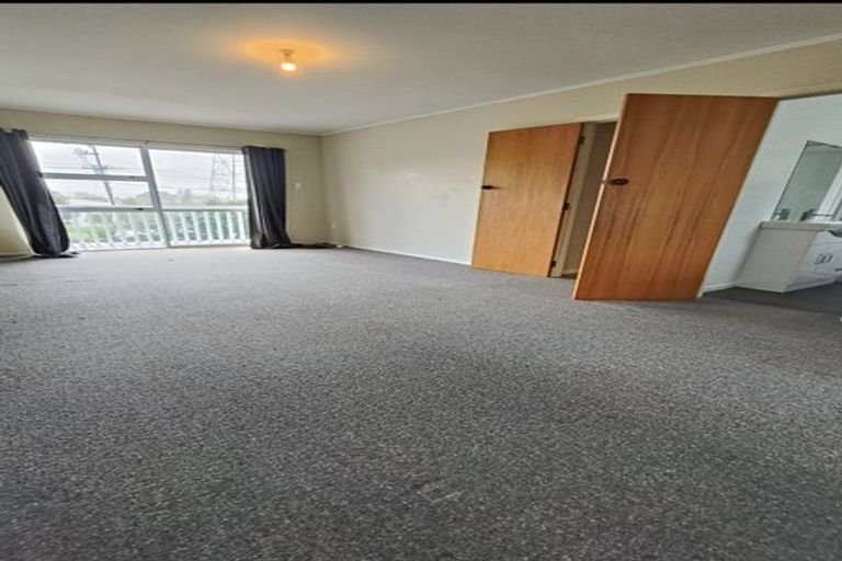 Photo of property in 9 Wakeling Avenue, Te Atatu South, Auckland, 0610