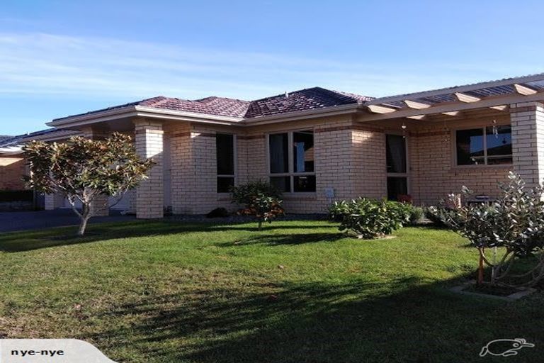 Photo of property in 19 Sovereign Isle Lane, Rototuna, Hamilton, 3210