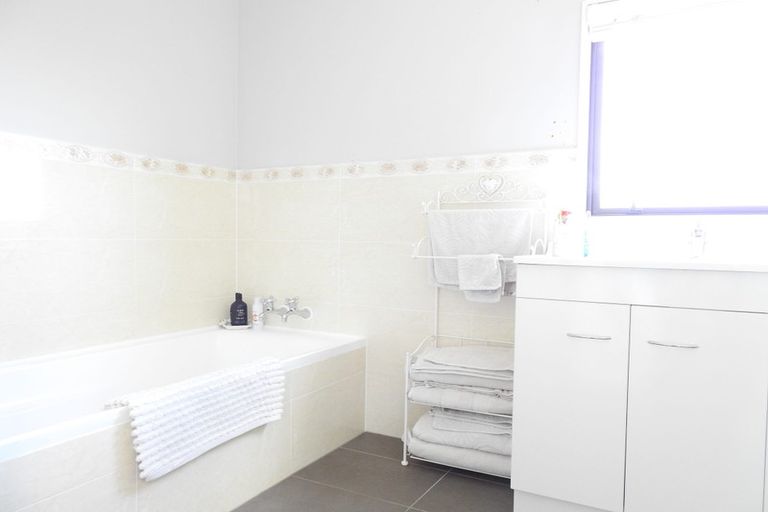 Photo of property in 29 Cairngorm Place, Highland Park, Auckland, 2010