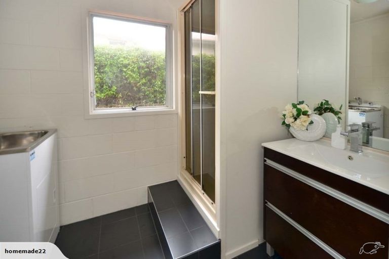 Photo of property in 2/218 East Coast Road, Forrest Hill, Auckland, 0620