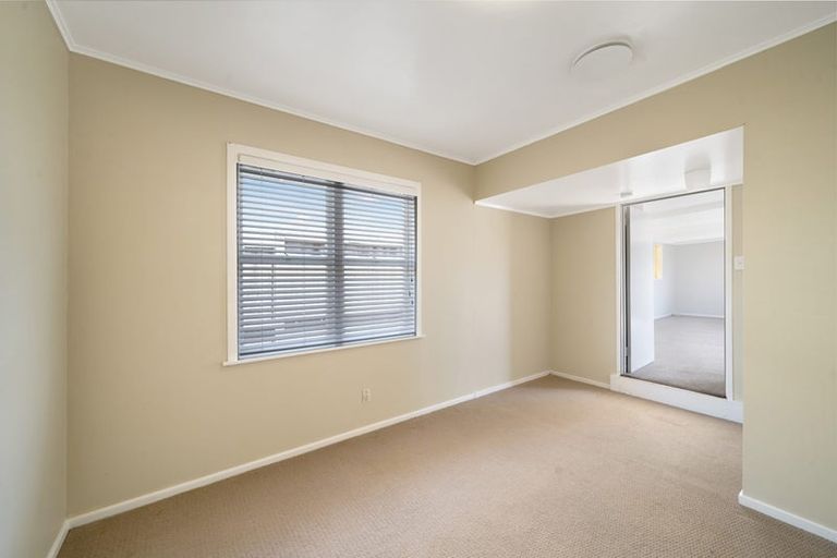 Photo of property in 16 Coniston Avenue, Te Atatu South, Auckland, 0610