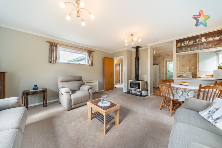 Photo of property in 64 Glanmire Road, Newlands, Wellington, 6037