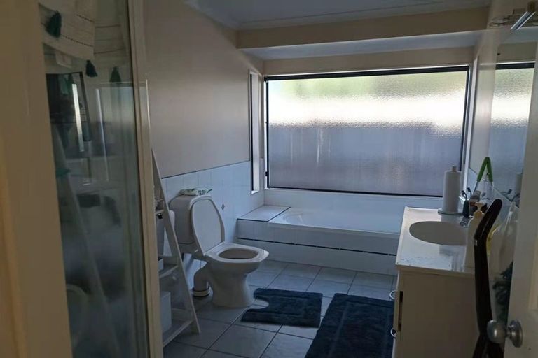 Photo of property in 12 Gunner Drive, Te Atatu Peninsula, Auckland, 0610