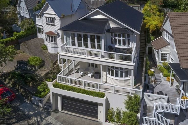 Photo of property in 19 Lower North Terrace, Kelburn, Wellington, 6012