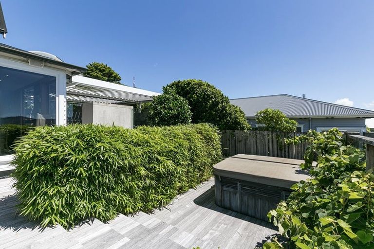 Photo of property in 8 Robieson Lane, Roseneath, Wellington, 6011