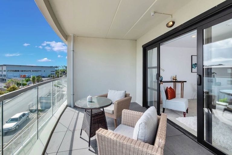 Photo of property in Apollo Apartments, 201/46 Rosedale Road, Rosedale, Auckland, 0632